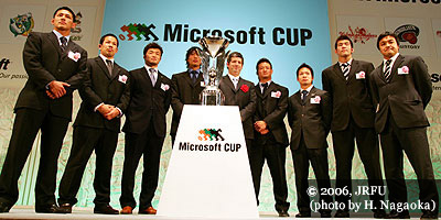 マイクロソフトカップはどのチームの手に？ マイクロソフト・ヒューストン社長と8チームのキャプテン