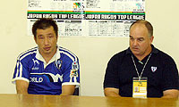 ワールド ファイティングブル、キッサーンヘッドコーチ(右)と舛尾キャプテン