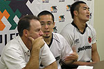 リコーブラックラムズ、レーン ヘッドコーチ(左)と伊藤ゲームキャプテン