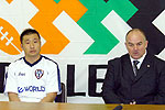 ワールド ファイティングブルのキッサーン ヘッドコーチ(右)、舛尾キャプテン