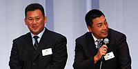 左から、東芝ブレイブルーパスの薫田真広監督、NECグリーンロケッツの高岩映善監督