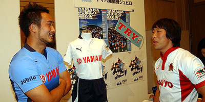 談笑するヤマハ発動機ジュビロの守屋選手と三洋電機ワイルドナイツの三宅選手。共に日本代表として「IRBパシフィック・ファイブ・ネーションズ」などで活躍してくれました