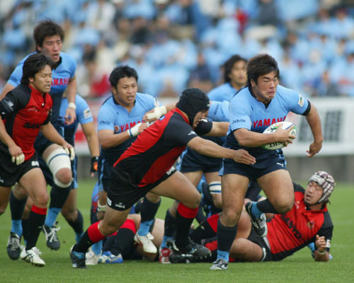 1万3千人が集ったヤマハスタジアム(C)2006,JRFU(提供：日本代表の貫禄、山村選手の突進(C)2006,JRFU(提供：ヤマハ発動機ジュビロ）