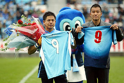 試合後、ジャージを交換した村田選手とジュビロ磐田の中山選手