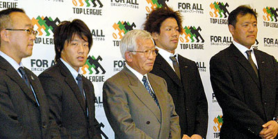 左からトヨタ・南副部長、麻田主将、山梨県協会大澤会長、三洋電機・榎本主将、宮本監督
