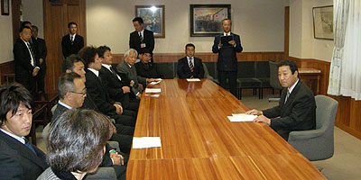 山梨県庁を表敬訪問。右が芦澤副知事