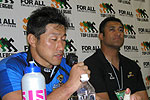 ラファイアリ ヘッドコーチ(右)、佐藤キャプテン