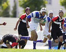 前座では高校生による試合も行われた。札幌清田高校の突進