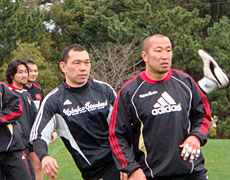 同期の二人　元木選手(左)と伊藤選手(右)