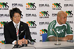 岡村ヘッドコーチ(左)、ラトゥ　ゲームキャプテン