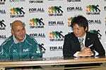 岡村ヘッドコーチ(右)、ラトゥ　ゲームキャプテン