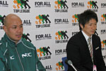 岡村ヘッドコーチ(右)、ラトゥ　ゲームキャプテン