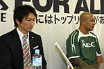岡村ヘッドコーチ(左)、ラトゥ副主将