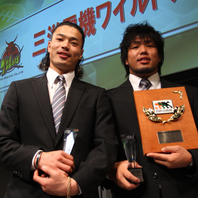 プレーオフMVP（山田選手）と、トップリーグMVP（堀江選手）。共に三洋電機ワイルドナイツ