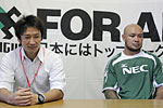 岡村ヘッドコーチ(左)、ラトゥ　キャプテン