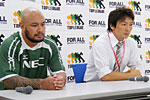 岡村ヘッドコーチ(右)、ラトゥ　キャプテン