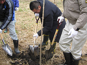 植樹を行う稲垣事業委員長