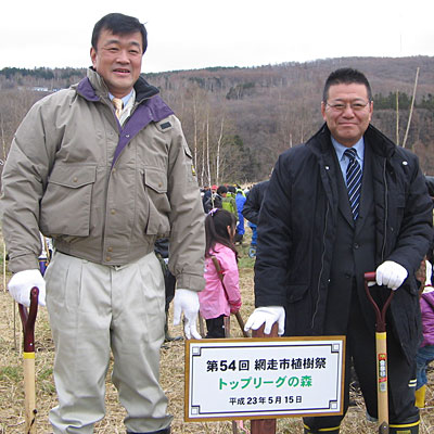 水谷網走市長（左）と稲垣事業委員長