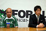岡村ヘッドコーチ(右)、ラトゥ　キャプテン