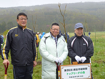 左から、水谷市長、稲垣氏、大場前市長