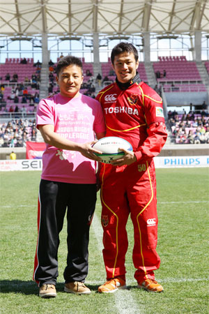 2012トップリーグオールスター「FOR ALLチャリティーマッチ in 仙台」での贈呈式の様子