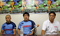 右から清宮監督、山村選手、矢富ゲームキャプテン
