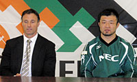 クーパー ヘッドコーチ(左)、浅野キャプテン
