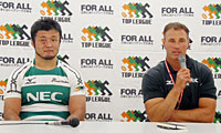 クーパー ヘッドコーチ(右)、浅野キャプテン