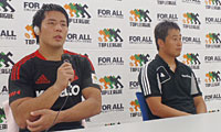 苑田ヘッドコーチ(右)、橋本キャプテン