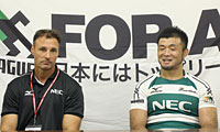 クーパー ヘッドコーチ(左)、浅野キャプテン