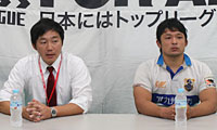 平田監督(左)、松本キャプテン