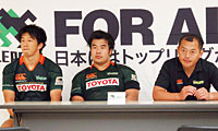 右から廣瀬監督、上野キャプテン、麻田選手