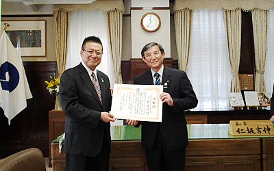 仁坂・和歌山県知事から感謝状を受け取る稲垣事業委員長