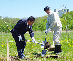 記念植樹。水谷・網走市長（右）と、稲垣・日本協会理事