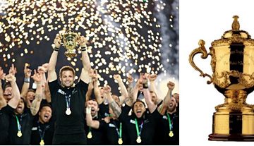 ウェブ・エリス・カップ（Webb Ellis Cup）は、ラグビーワールドカップの優勝チームに贈られる優勝トロフィーで、歴代優勝チーム名も刻印されています。カップは純銀製で、金箔で覆われたカップの持ち手には、ギリシャ神話のサテュロスとニンフの頭部が施され、また顎鬚のあるマスク、ライオンのマスク、そしてぶどうの木のモチーフにより全体が装飾されています。高さ472mm、重さ4.5kg（台座含む）。