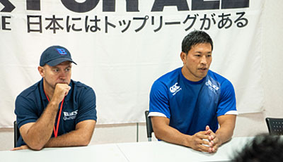 宗像サニックスブルースのブラウン ヘッドコーチ(左)、濱里キャプテン