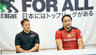 東芝ブレイブルーパスの大野選手(右)、小川キャプテン