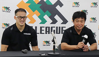 東芝ブレイブルーパスの瀬川監督(右)、小川キャプテン