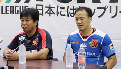 東芝ブレイブルーパスの瀬川監督(左)、小川主将