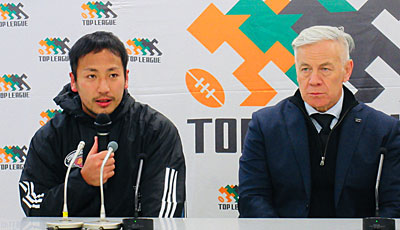 サントリーサンゴリアスのヘイグ監督(右)、流キャプテン