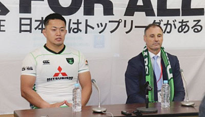 三菱重工相模原ダイナボアーズのクーパー ヘッドコーチ(右)、土佐キャプテン