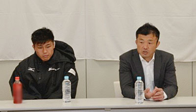 NECグリーンロケッツの浅野ヘッドコーチ（右）、亀井キャプテン