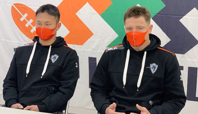 井上選手(左)、ラブスカフニ選手
