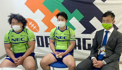 NECグリーンロケッツの左から滝澤選手、中嶋共同キャプテン、浅野ヘッドコーチ