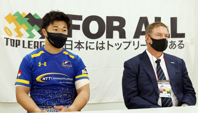 NTTコミュニケーションズシャイニングアークスのリースエドワード ヘッドコーチ(右)、中島 共同キャプテン