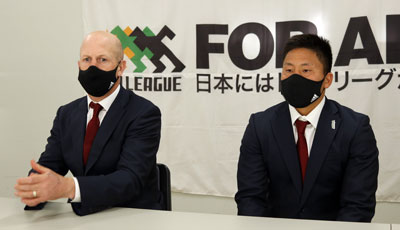 トヨタ自動車ヴェルブリッツのクロン ヘッドコーチ(左)、茂野 共同キャプテン